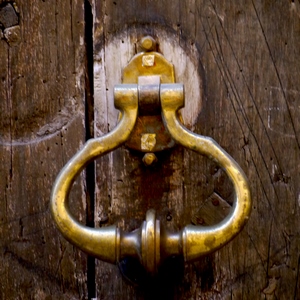 Heurtoir classique en anneau sur vieille porte - France  - collection de photos clin d'oeil, catégorie portes